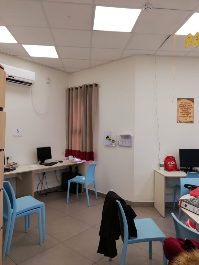 פינה בחדר מורים שהוסבה לפינת שיח דקורטיבית